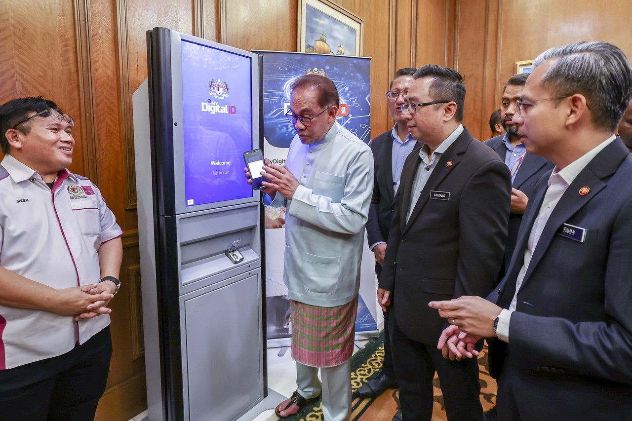 anwar-first-person-to-have-digital-id-in-malaysia