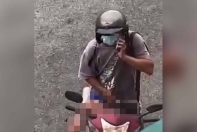 in-johor,-man-arrested-for-flashing-while-riding-motorbike