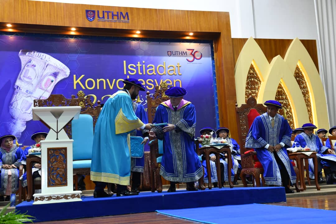 sultan-ibrahim-terima-ijazah-kehormat-doktor-falsafah-teknologi-kejuruteraan-mekanikal