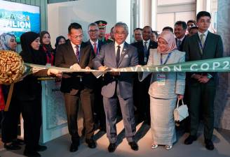 agong-witnesses-exchange-of-documents-on-renewable-energy-investments-in-dubai