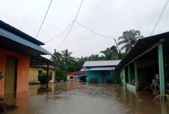 banjir:-baru-empat-hari-di-rumah,-terpaksa-pindah-semula-ke-pps