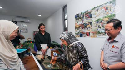 raja-permaisuri-agong-berkenan-rasmi-perpustakaan-kontena-bangsa-johor-bahagia