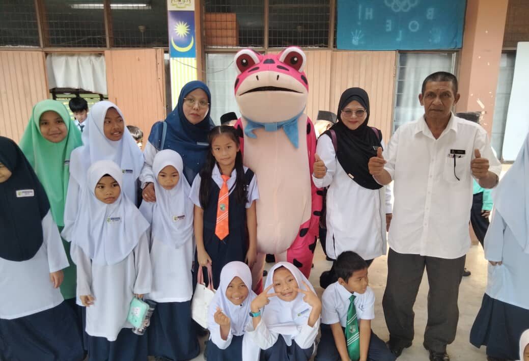 maskot-katak-ceriakan-suasana-di-hari-pertama-sekolah