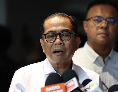 defence-minister:-combat-diving-pool-at-iskandar-camp-delayed-due-to-failure-of-sub-contractor-on-tiling-works