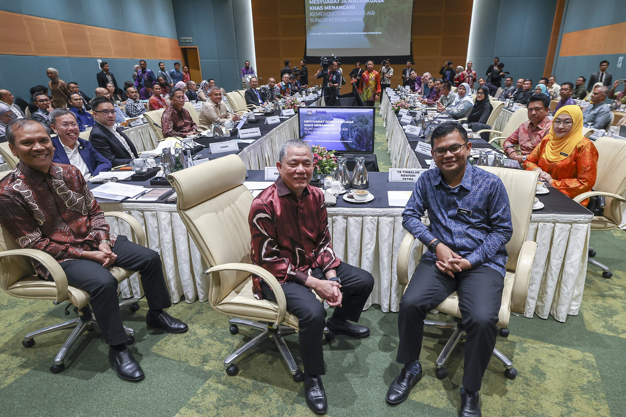 25-rivers-in-6-states-classified-as-polluted,-including-sg-adong-in-s’wak,-says-fadillah