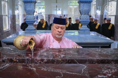 king-visits-johor-royal-mausoleum-to-mark-hari-hol