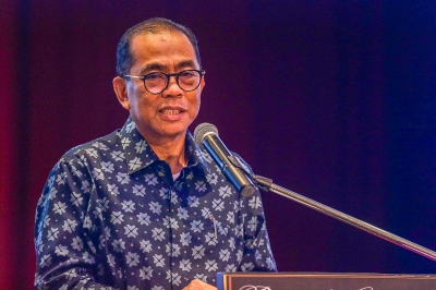 khaled-nordin:-umno-eyes-4,000-army-votes-in-mahkota-by-election