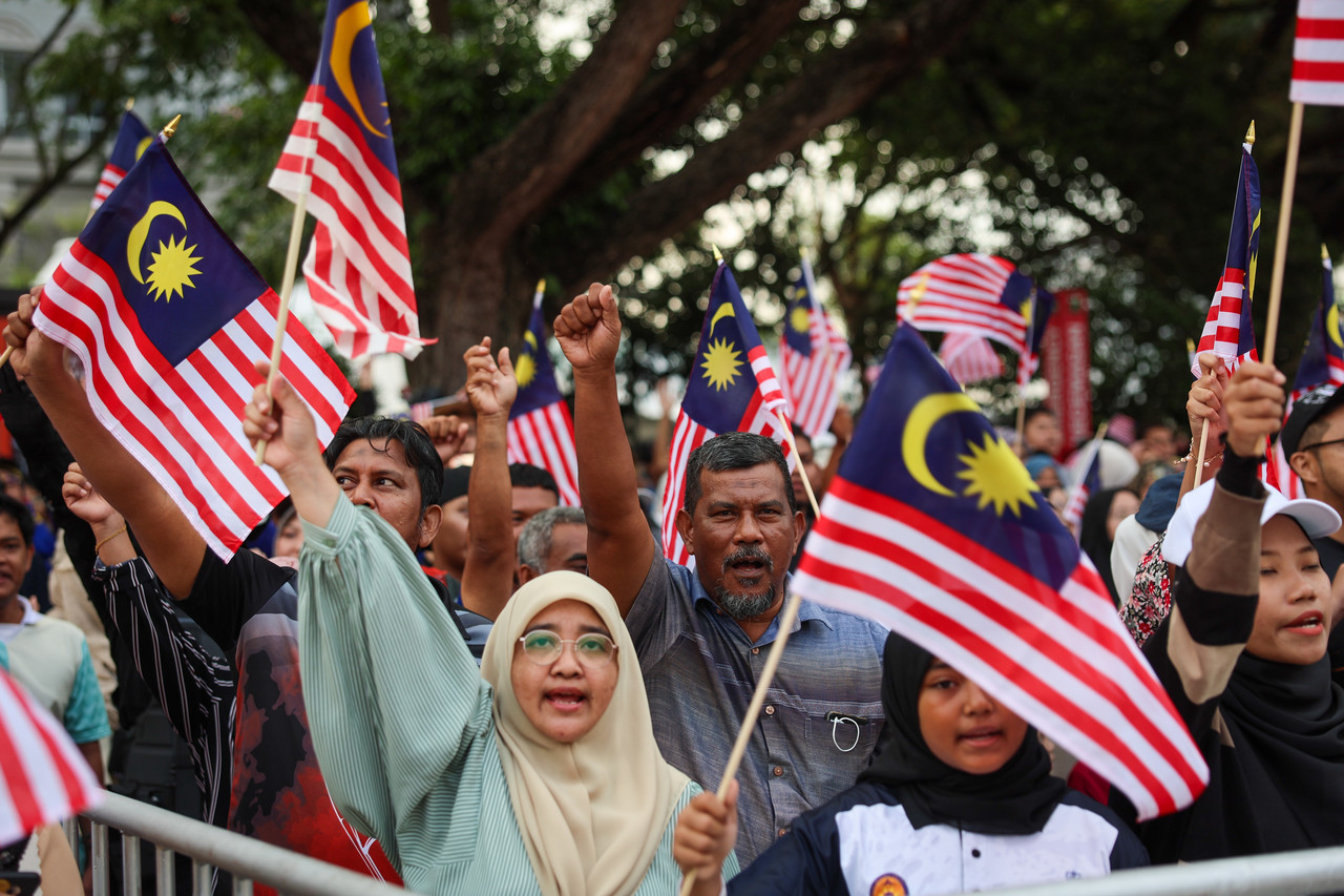 wave-of-independence-spirit-sweeps-across-national-day-celebration-in-putrajaya