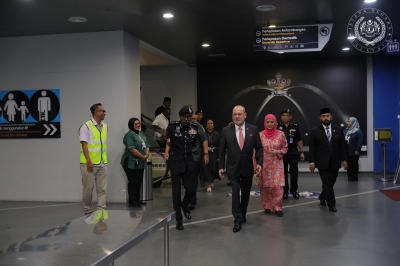 king-and-queen-touch-down-in-johor-after-three-day-visit-to-brunei