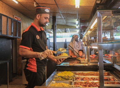 minister:-johor-mamak-operators-won’t-raise-prices-over-minimum-wage,-civil-service-pay-hikes