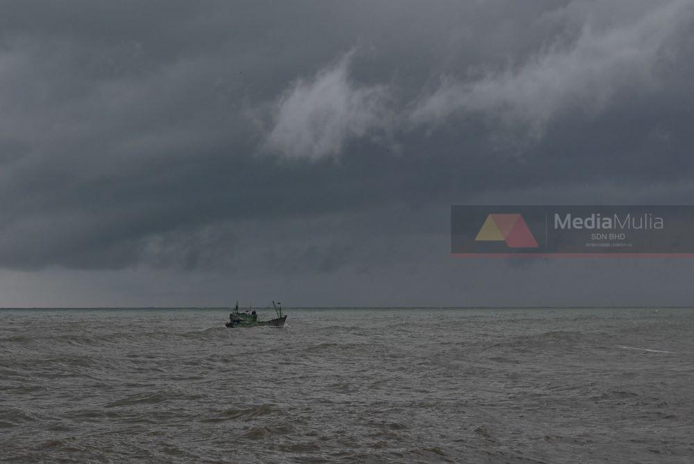 perairan-malaysia-dilanda-angin-kencang,-laut-bergelora