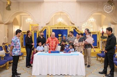 king-celebrates-66th-birthday-with-queen,-family-at-johor’s-istana-bukit-serene