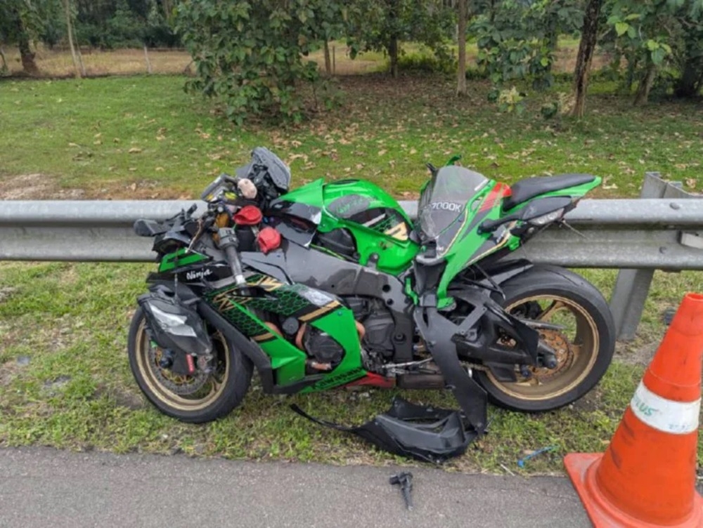 high-powered-bike-accident-on-nse-in-in-kulai-claims-life-of-singaporean-woman,-man-injured