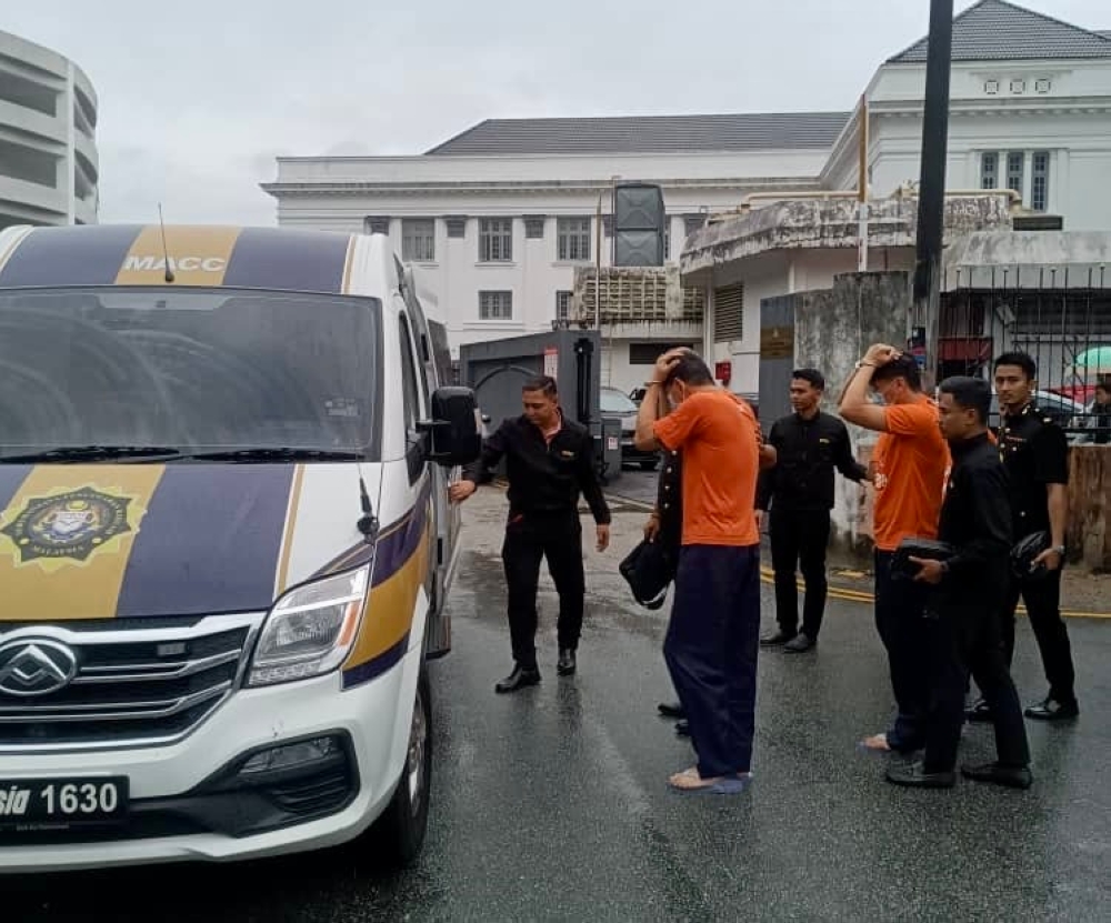 johor-macc-remands-four,-including-three-company-directors,-for-forging-land-title-grants