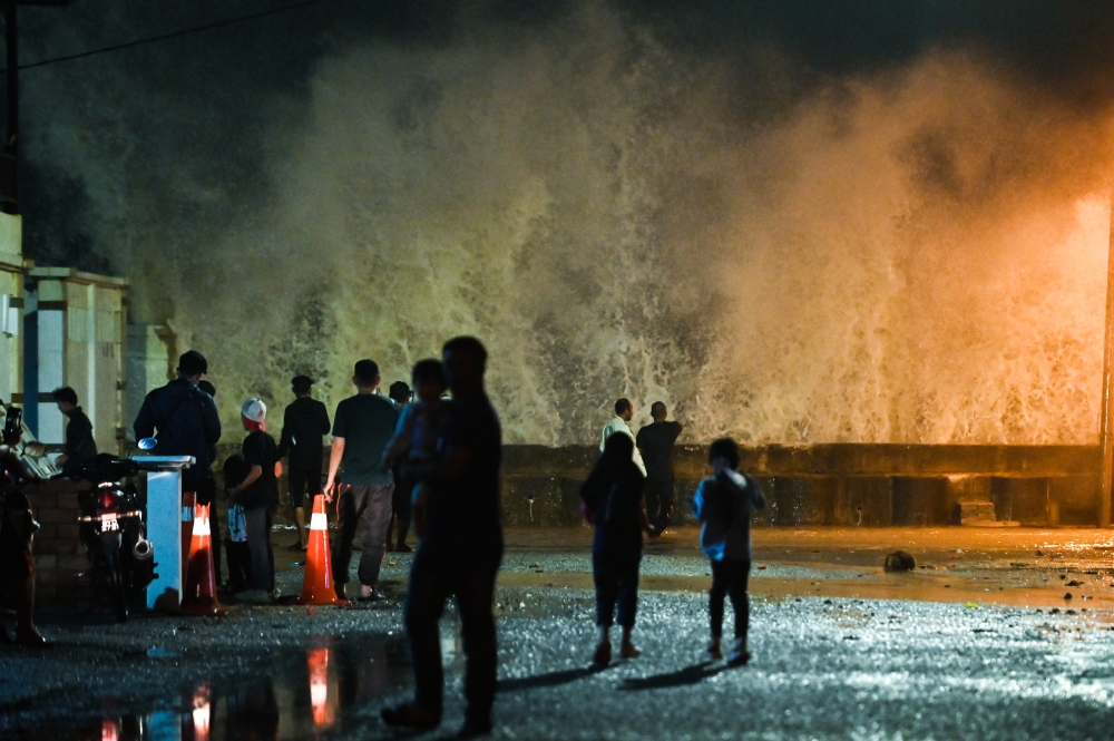 massive-waves-force-hundreds-to-clear-out-from-kemanan,-dungun