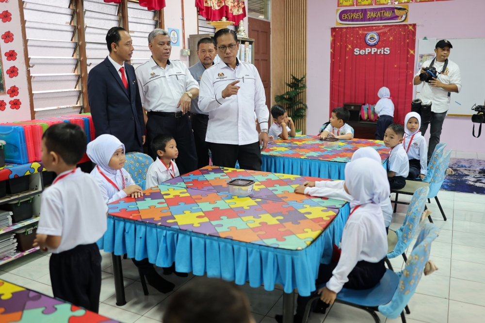 education-ministry’s-initiative-provides-recycled-exercise-books-to-100,000-b40-students-to-ease-financial-burden,-says-d-g