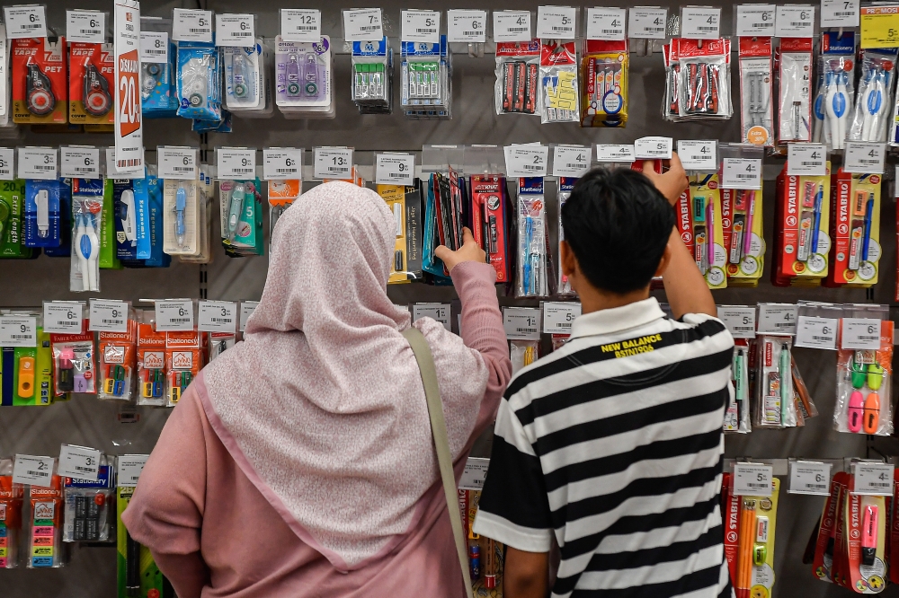 school’s-in:-parents-make-final-dash-for-supplies-as-malaysia’s-new-academic-year-kicks-off