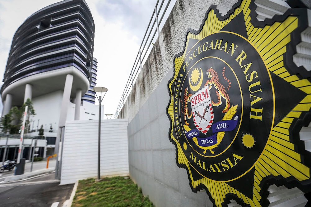 lawyer-arrested-in-birth-certificate-bribery-case,-macc-estimates-rm49,000-involved