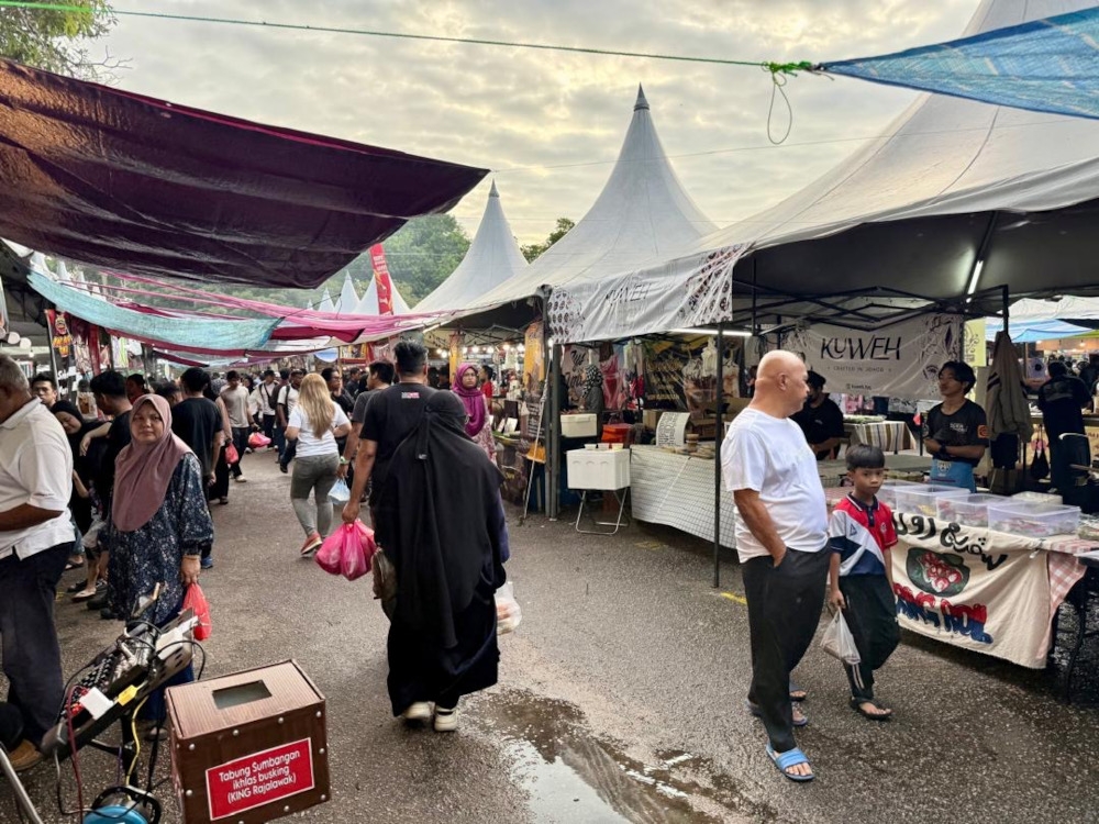 tradition-over-trends:-ramadan-bazaars-in-johor-go-back-to-classic-‘buka-puasa’-favourites
