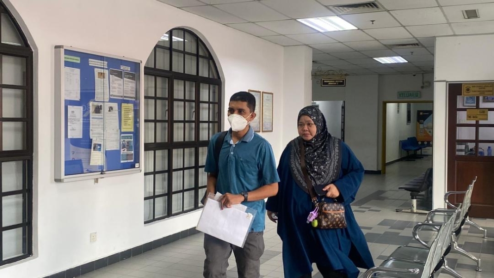 traffic-cop-claims-trial-to-bribery-charge-over-accident-case-in-mersing