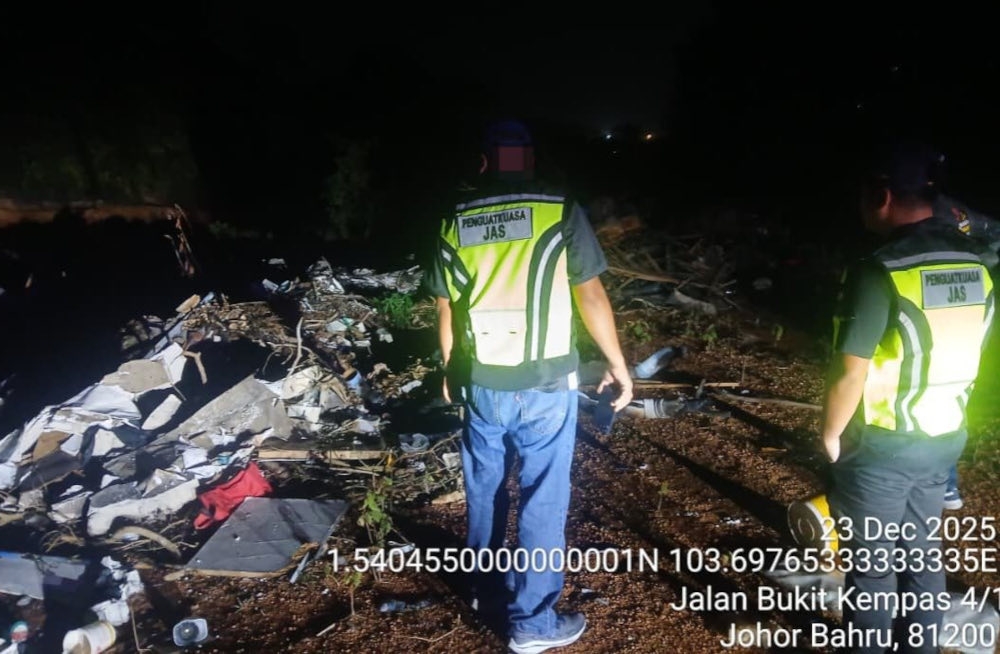 johor-doe-raids-jalan-kempas-lama-illegal-waste-site-over-burning-odour-complaints