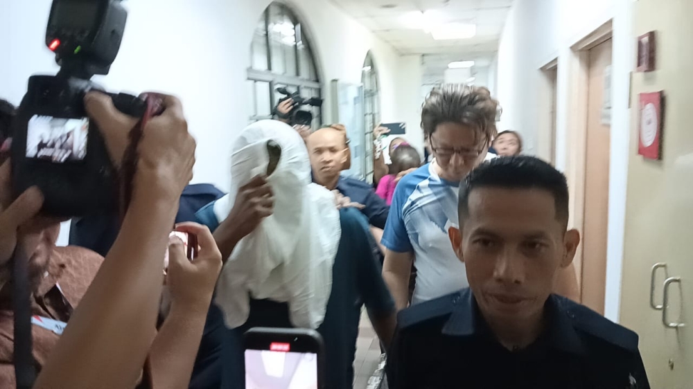 after-viral-brawl-in-jb-mall-and-police-station,-singaporean-part-time-actor-and-family-of-three-charged