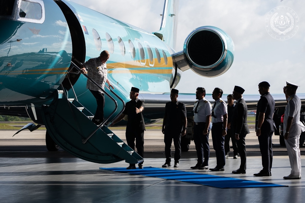 king-returns-home-after-special-uae-visit