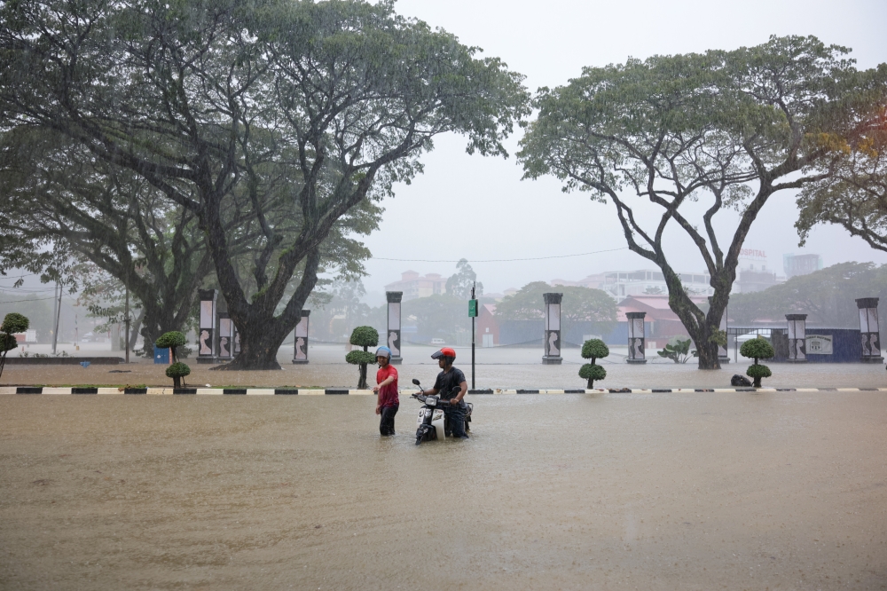 kuala-terengganu-hit-by-flash-floods,-police-shut-several-key-roads