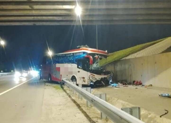 4-cedera-bas-ekspres-langgar-tembok-pembahagi-jalan