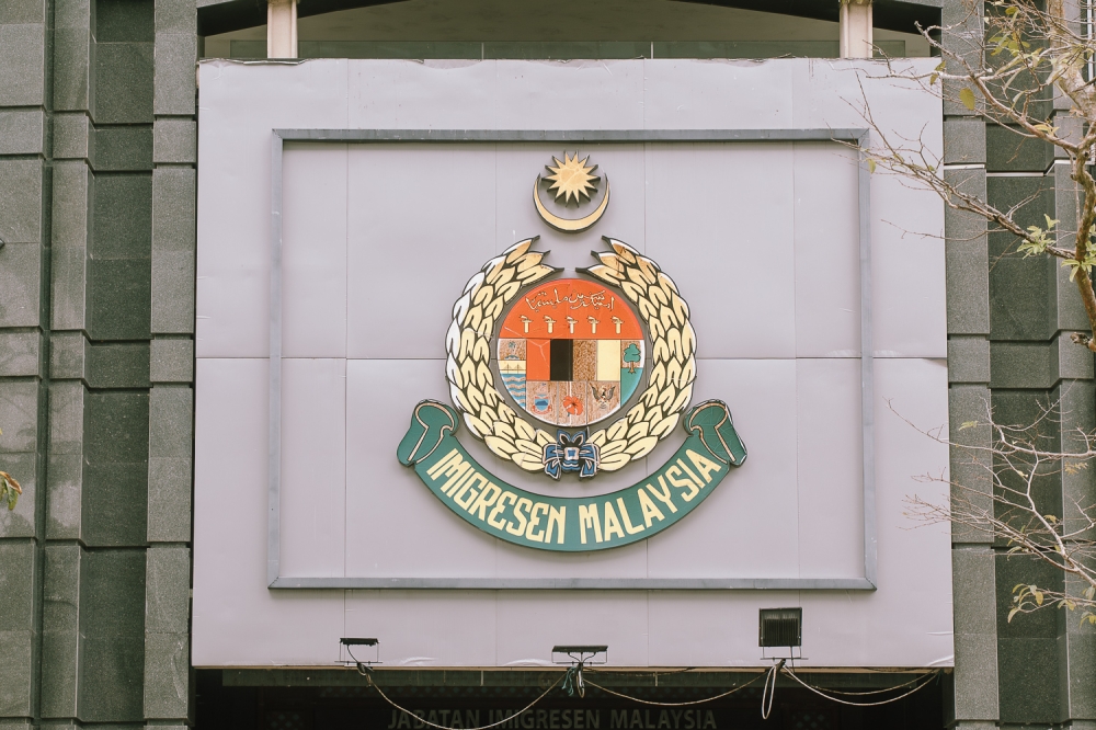 johor-immigration-rescues-three-indonesian-women-from-alleged-human-trafficking,-three-locals-arrested