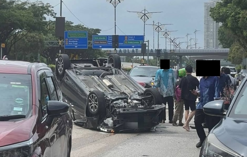 perodua-myvi-ends-up-on-its-roof-in-jb,-driver-escapes-without-injury