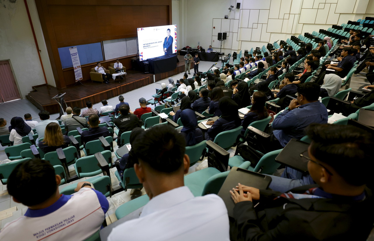 compulsory-federal-constitution,-history-studies-draw-mixed-response-from-university-students