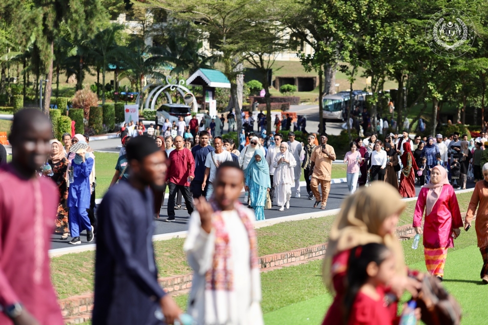 crowds-queue-from-dawn-as-sultan-ibrahim-hosts-aidilfitri-open-house-in-johor-bahru
