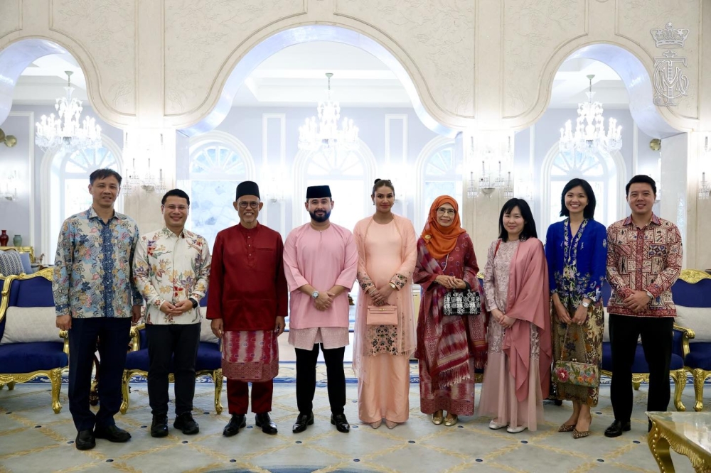 regent-of-johor-throws-open-palace-doors,-singapore-ministers-cross-causeway-for-hari-raya-celebration