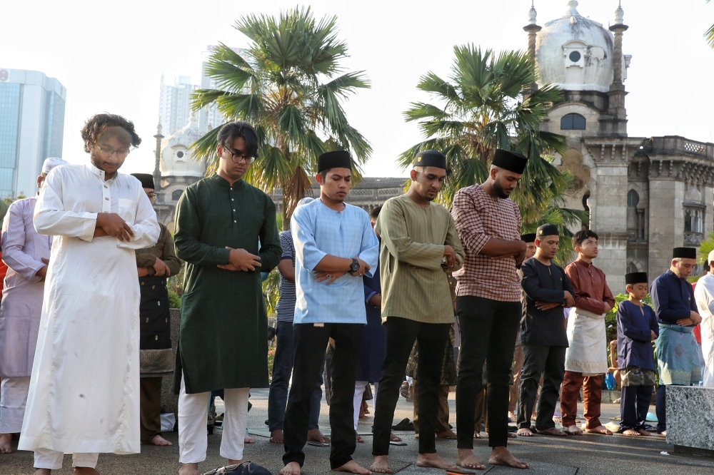 muslims-across-malaysia-welcome-syawal-with-aidilfitri-prayers