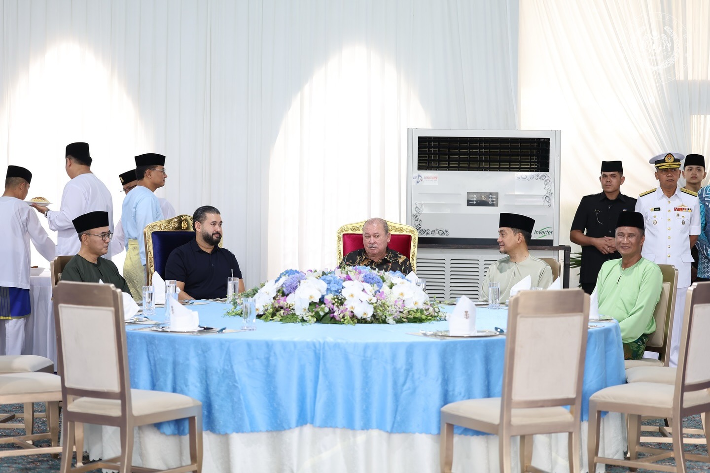 agong-berkenan-berangkat-ke-majlis-rumah-terbuka-aidilfitri-istana-johor