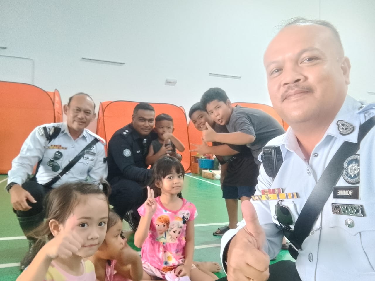 compassion-on-show-as-miri-traffic-cops-deliver-aid-to-kpg-pasir-lutong-fire-victims
