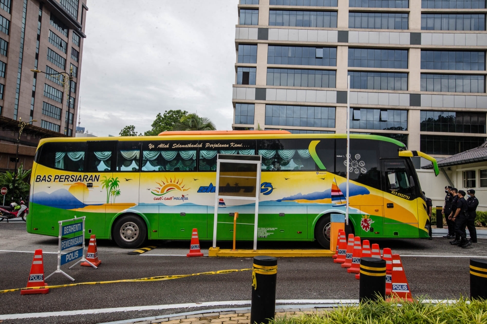 new-max-price-guide:-if-you-rent-a-tour-bus,-tour-van-now-in-malaysia,-you-might-pay…