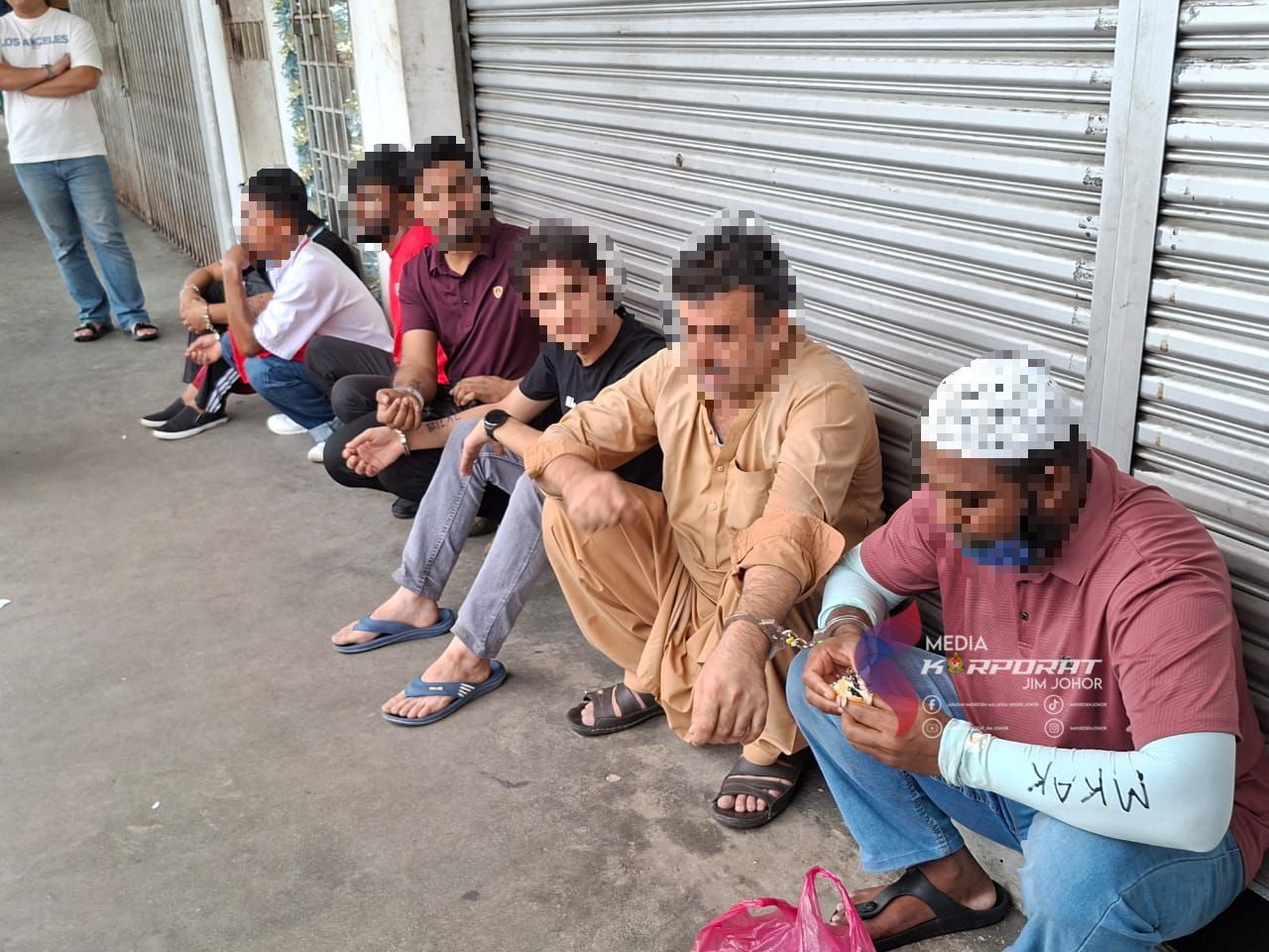 35-pati-bekerja-di-kedai-runcit,-karpet-diberkas