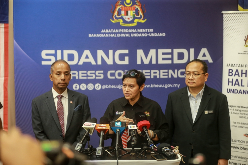 azalina:-bn-perikatan-alliance-not-fixed,-cooperation-depends-on-political-landscape-in-each-state