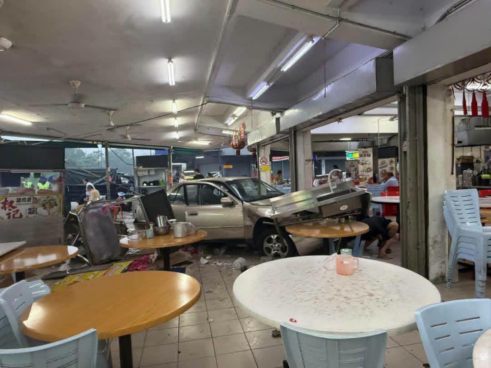 in-johor-bahru,-man’s-reversing-mishap-sends-car-into-two-vehicles-and-an-eatery