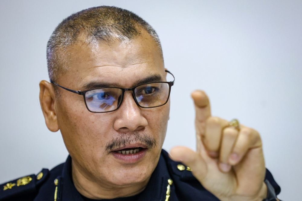 johor-jpj-seeks-p-hailing-operators’-help-to-curb-repeat-offences,-especially-running-red-lights