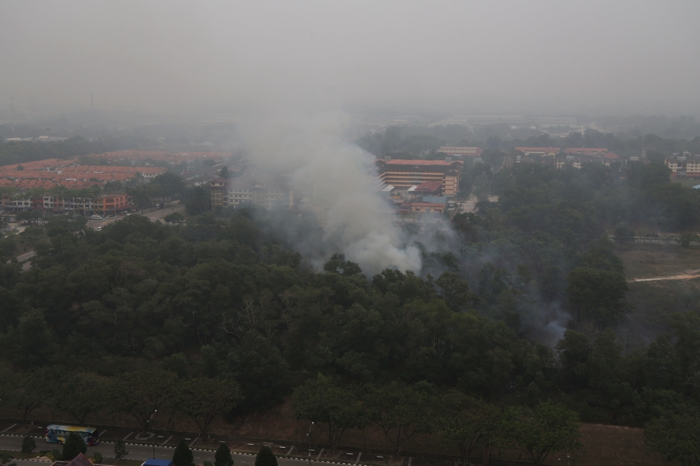haze-watch:-29-areas-recording-unhealthy-or-worse-air,-larkin,-pasir-gudang-api-hits-202